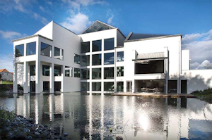 Siedziba firmy Rosendahl w Horsholm zaprojektowana przez architekta Kim Utzon Siedziba firmy Rosendahl w Horsholm zaprojektowana przez architekta Kim Utzon