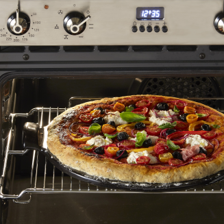 Zestaw kamień do pieczenia pizzy Emile Henry czarny z drewnianą łopatką - 7