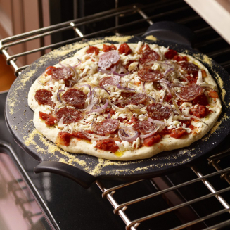 Zestaw kamień do pieczenia pizzy Emile Henry czarny z drewnianą łopatką - 9