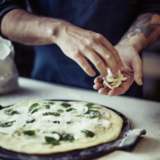 Zestaw kamień do pieczenia pizzy Emile Henry czarny z drewnianą łopatką - 6