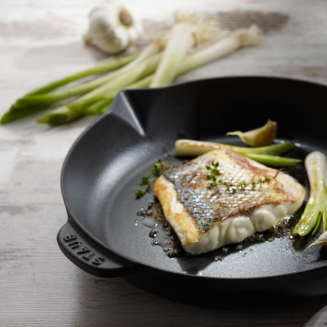 Patelnia żeliwna ze stalową rączką Staub 26 cm black - 4