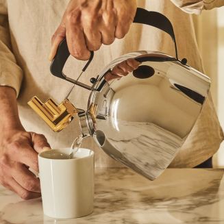 Czajnik Officina Alessi 9091 z mosiężnym gwizdkiem - 3