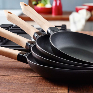 Patelnia żeliwna z drewnianym uchwytem Staub 28 cm - 5