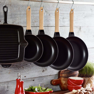 Patelnia żeliwna z drewnianym uchwytem Staub 24 cm - 4