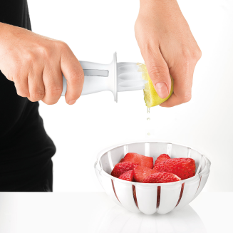 Guzzini My Kitchen Squeeze&Grate citrus juicer with grater, gray - 3