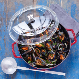 Patelnia żeliwna z dwoma uchwytami i pokrywą Staub 28 cm cherry red - 3