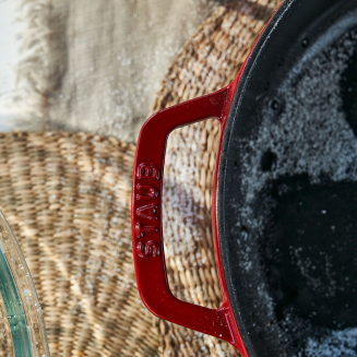 Patelnia żeliwna z dwoma uchwytami i pokrywą Staub 28 cm cherry red - 6