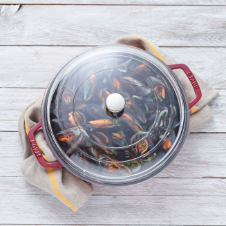 Patelnia żeliwna z dwoma uchwytami i pokrywą Staub 24 cm cherry red - 5