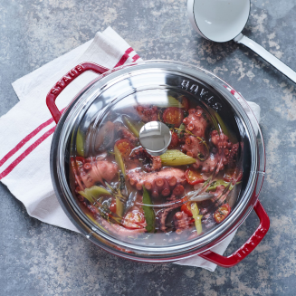 Patelnia żeliwna z dwoma uchwytami i pokrywą Staub 24 cm cherry red - 4