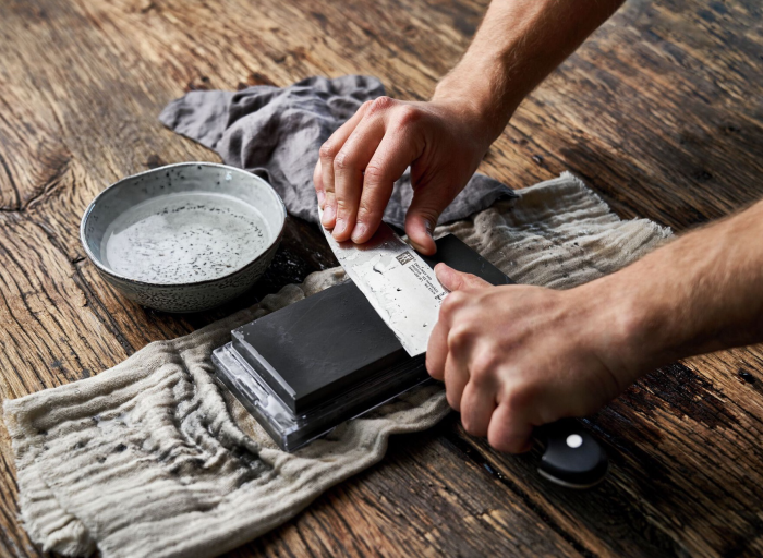 Zobacz jak najlepiej ostrzyć noże i dlaczego. Sprawdź porady profesjonalistów.