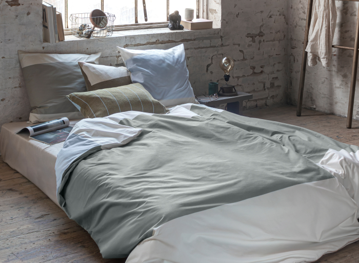 Domowa sypialnia jak butikowy hotel. Pościel Calm Luxury w interpretacji Mette Ditmer.