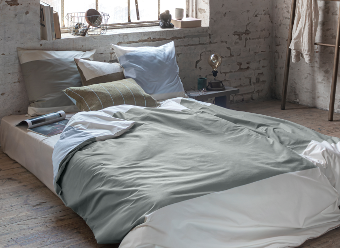 Domowa sypialnia jak butikowy hotel. Pościel Calm Luxury w interpretacji Mette Ditmer.